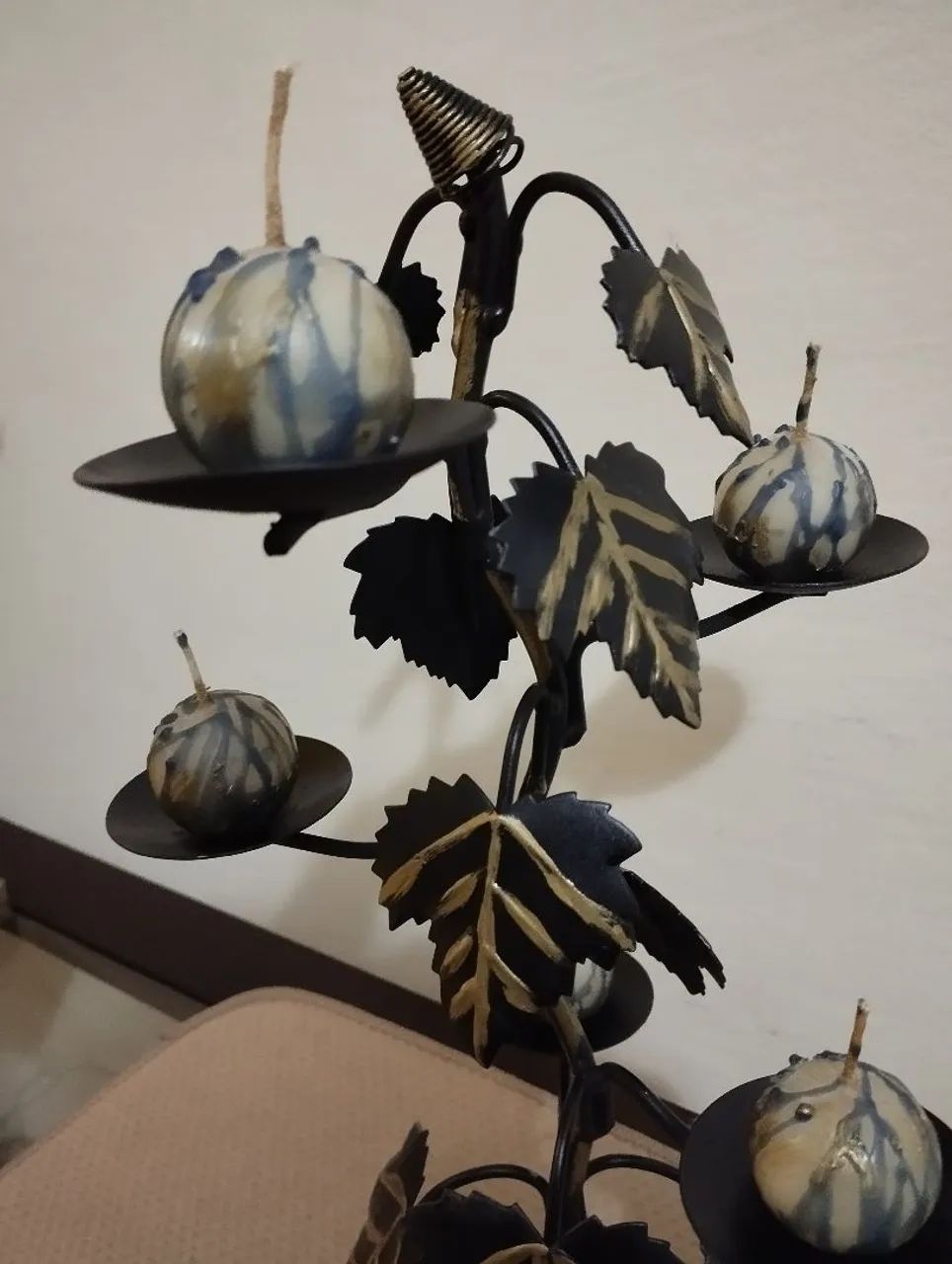 Castiçal de ferro em forma de árvore com cinco velas - Foto 3