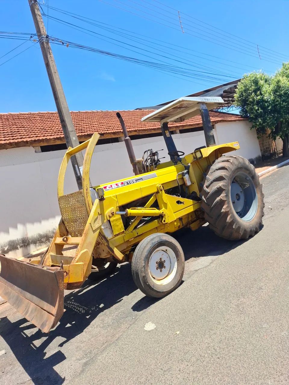 Trator CBT com Lâmina e Guincho