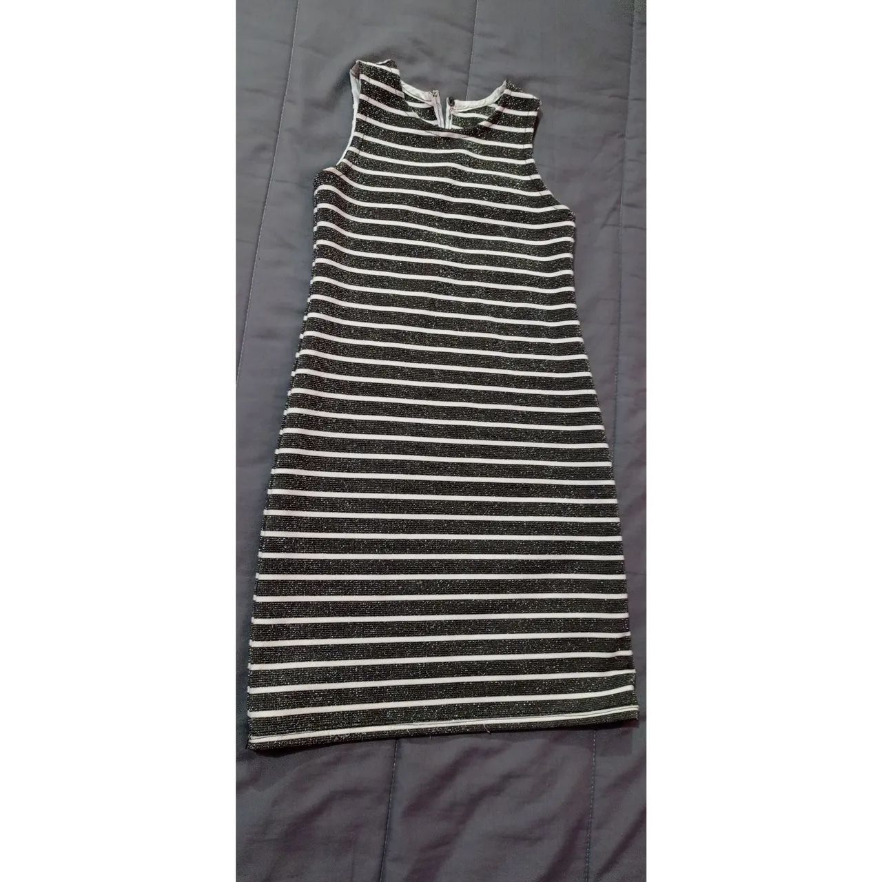 Vestido listrado preto e branco com glitter