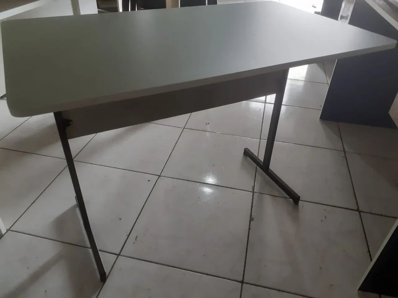 mesa escritório reta em mdf e ferro, cada unidade custa 400 - Foto 3