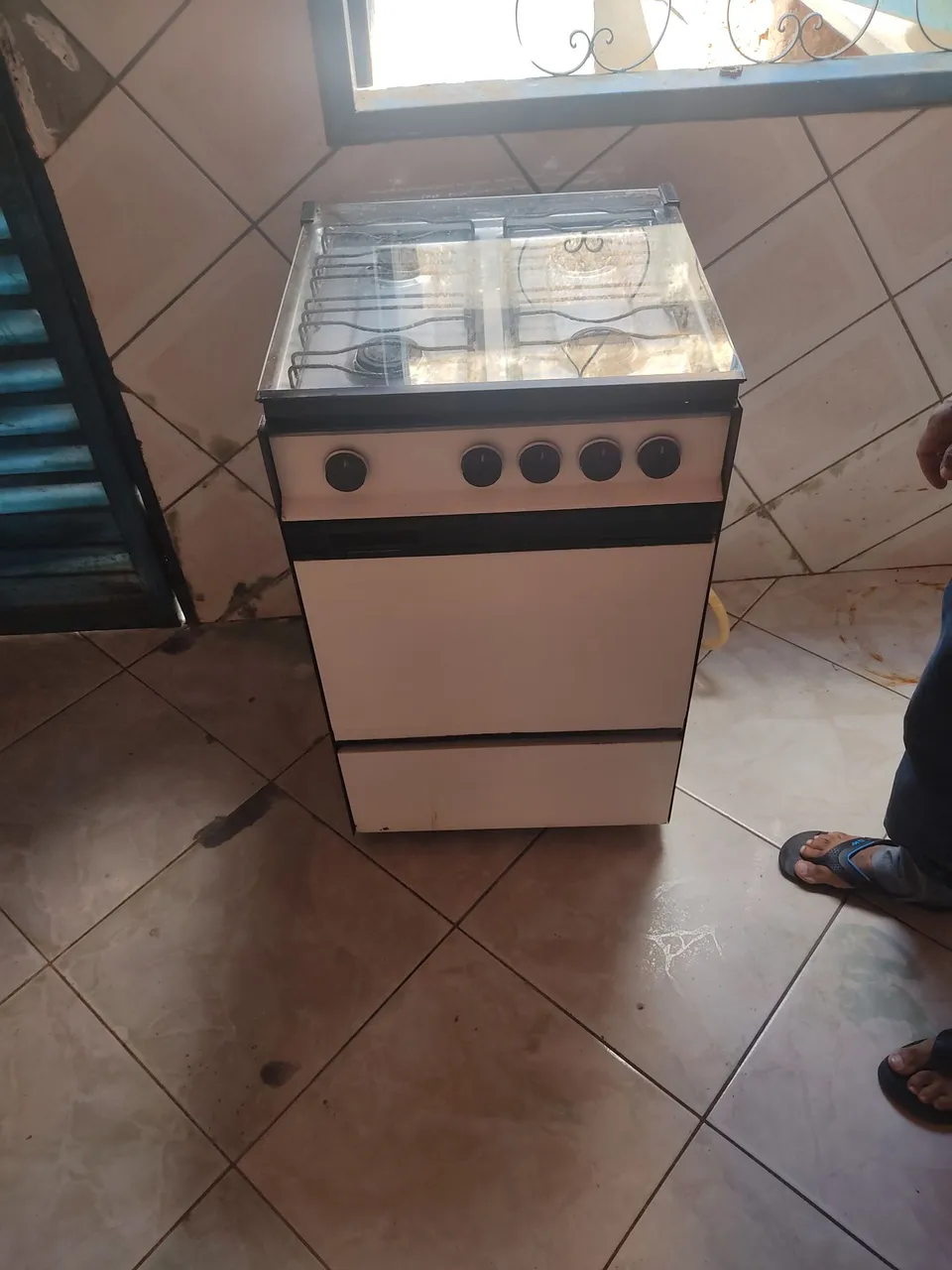 Fogão Branco com Tampa de Vidro - Ótima Oportunidade!