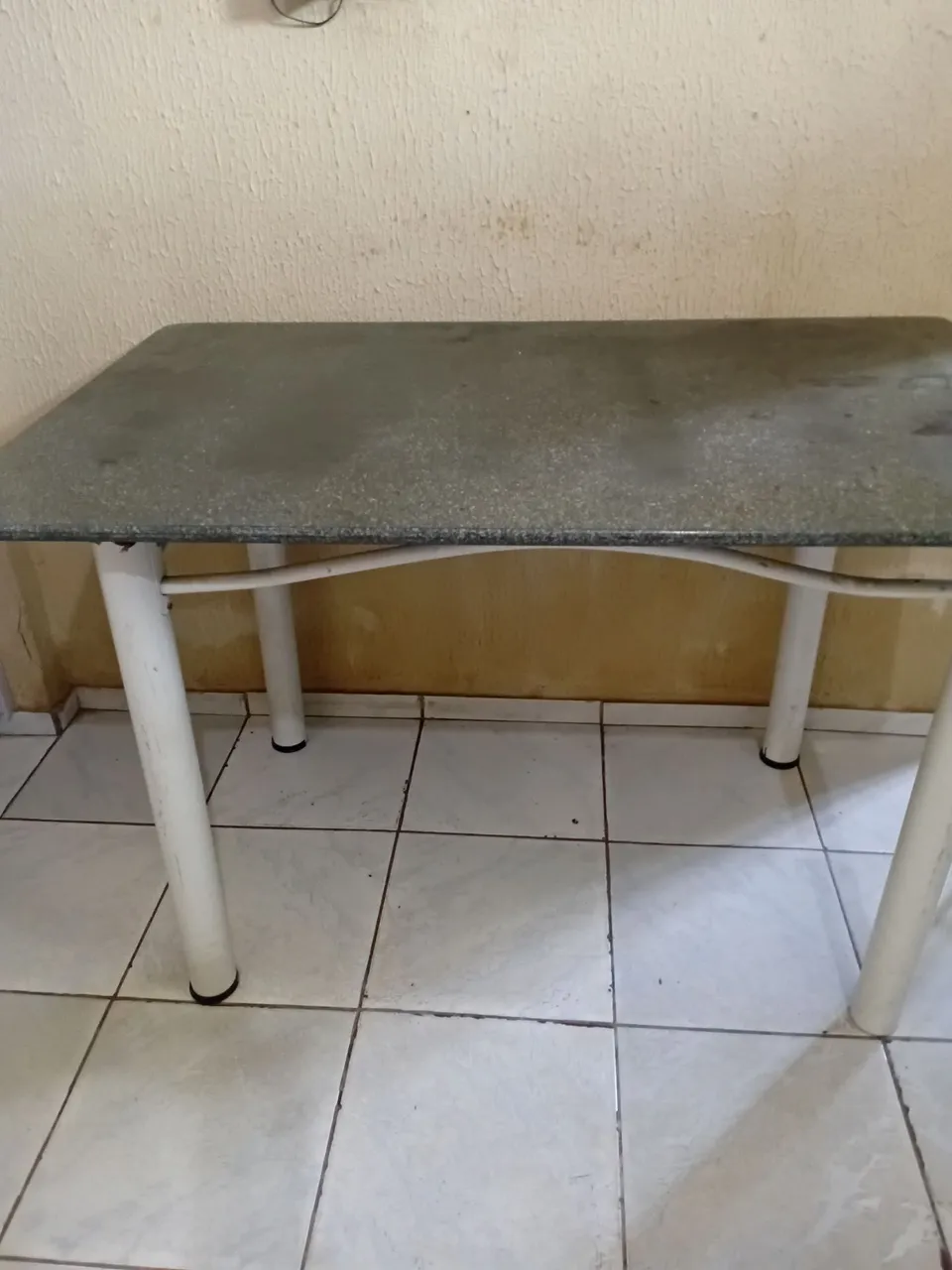 Mesa de Canto com Tampo de Granito