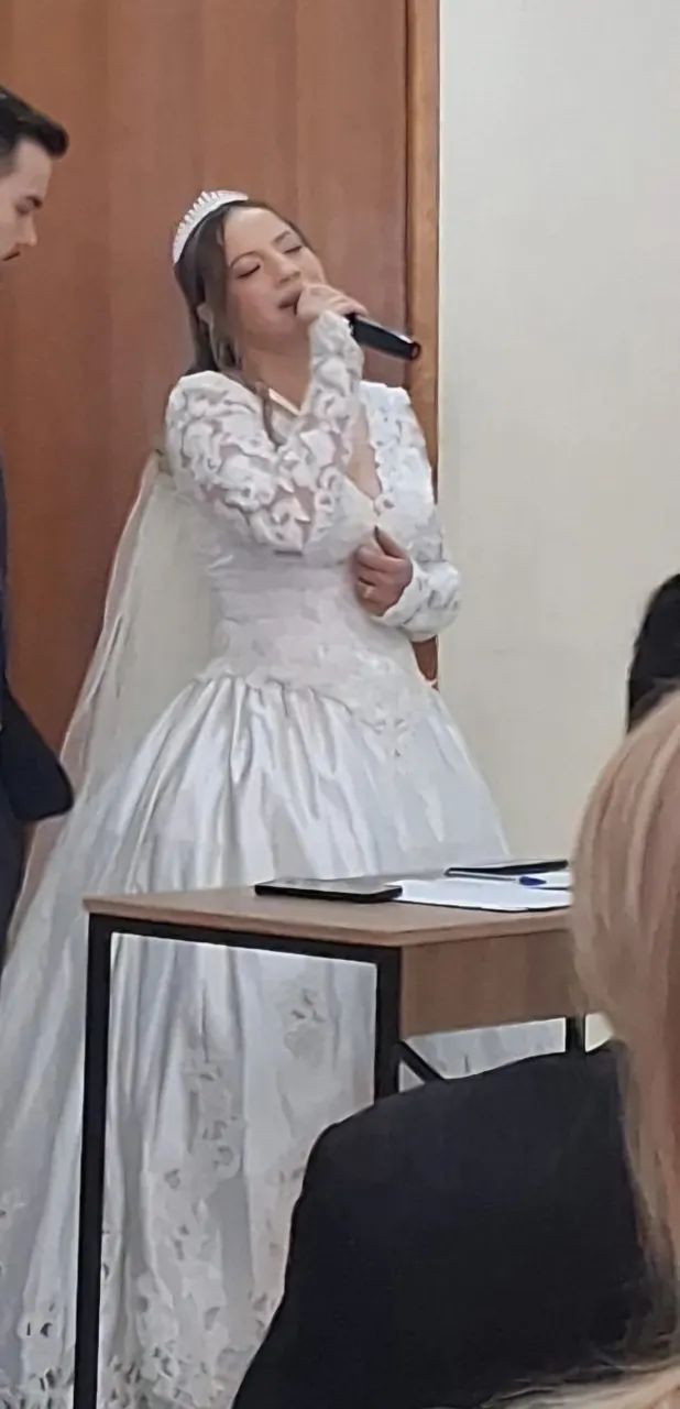 Vestido de noiva com bordados em estilo medieval com saiote e véu  - Foto 2