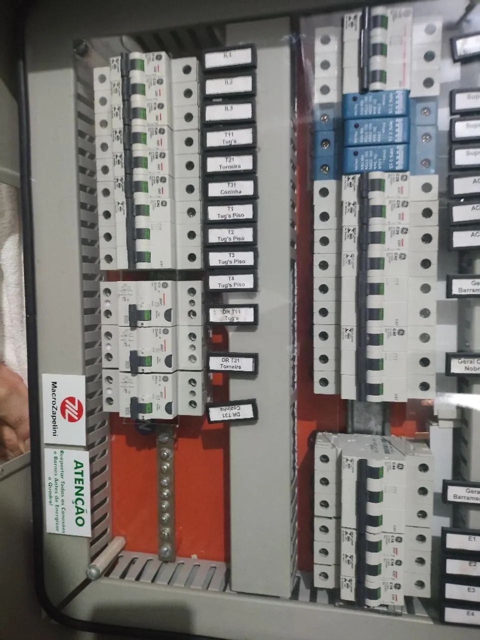 Quadro de distribuição elétrica médio Completo460258558493347844