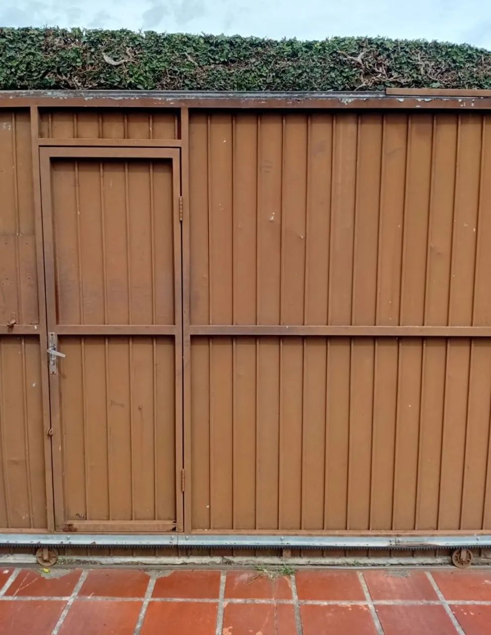 Sliding iron gate