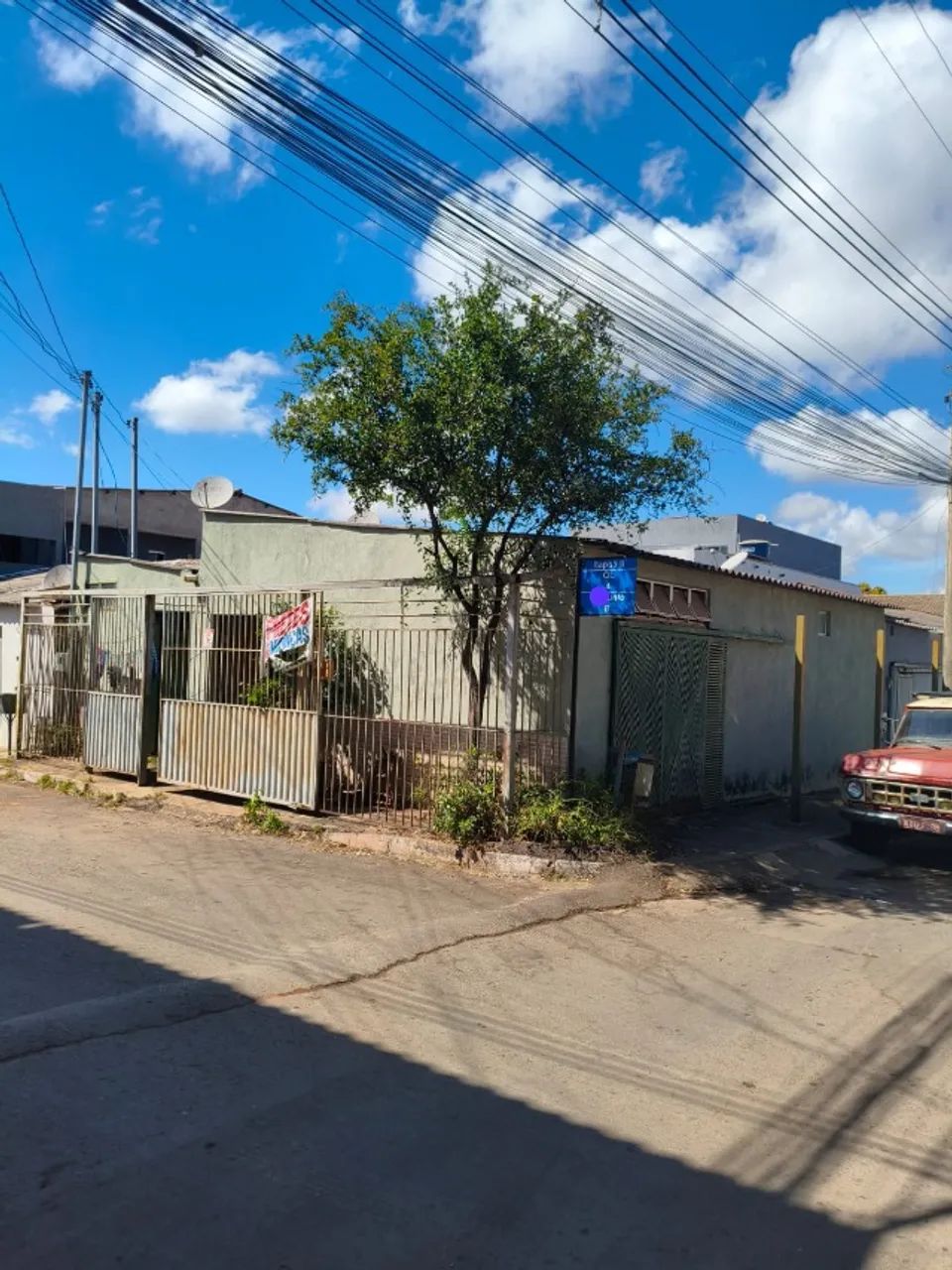 VENDO CASA DE ESQUINA COM 3 QUARTOS NO INICIO DO ITAPOÃ/DF