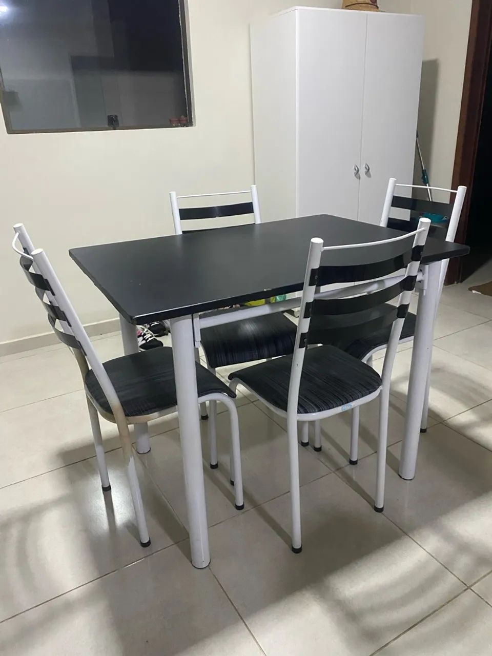 Mesa tampo de granito com 4 cadeiras