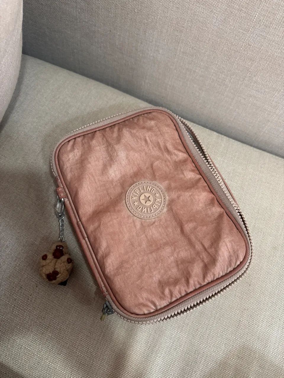 estojo da kipling rose gold