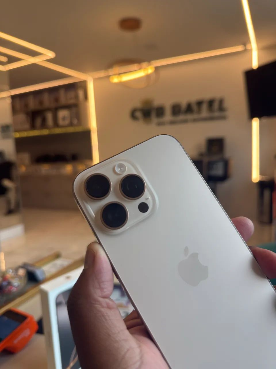 iPhone 16 Pro Max 256GB Desert 100% de Bateria - Usado - Celulares