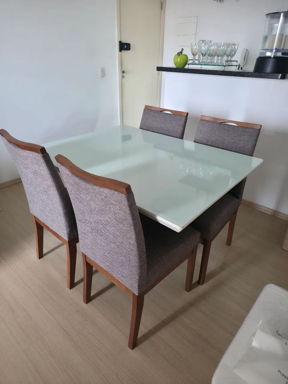 MESA DE JANTAR COM 4 CADEIRAS 