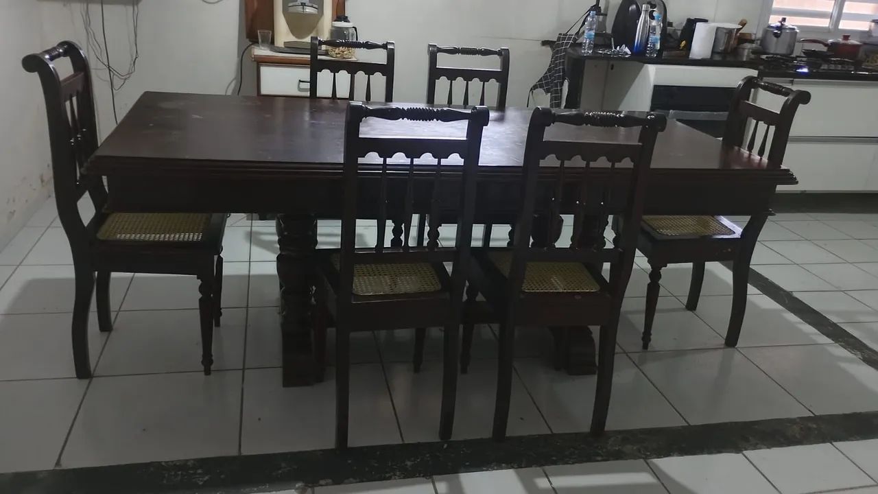 Conjunto de mesa com 6 cadeira rústico.