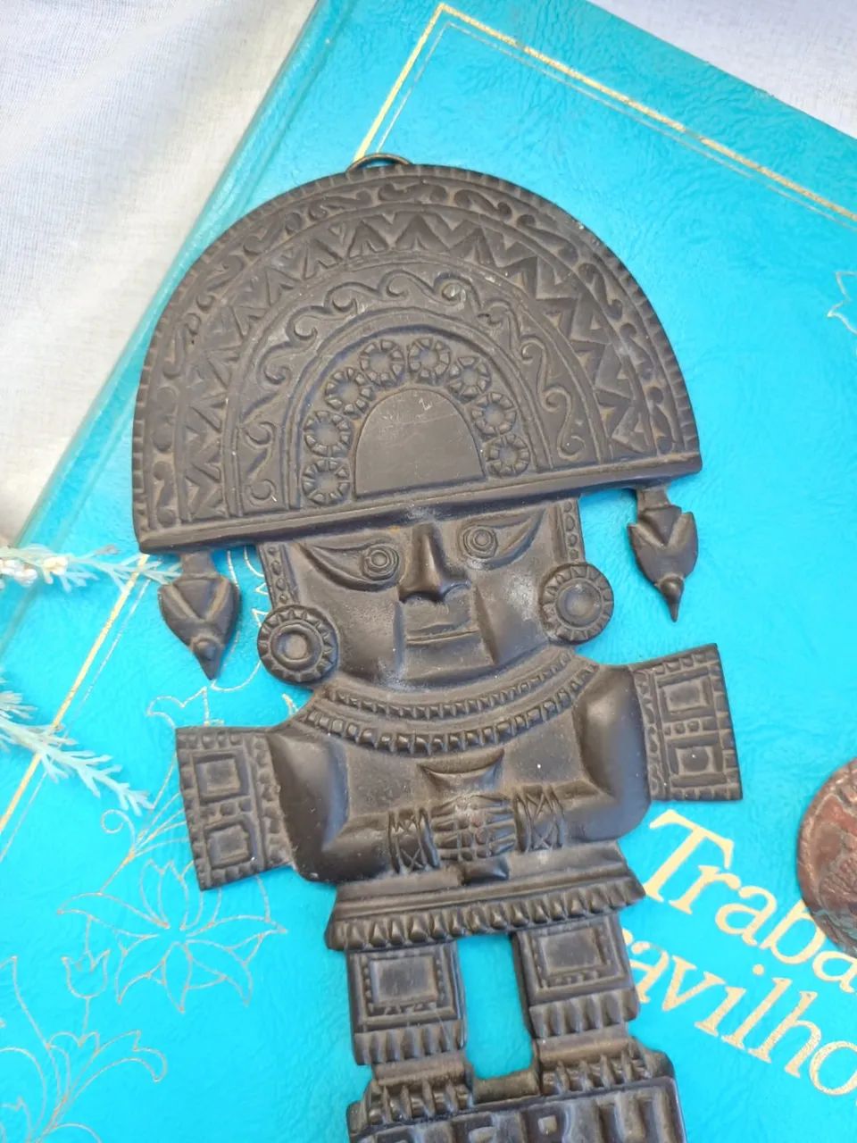 Aplique de parede peruano Tumi em metal, aproximadamente 22cm  - Foto 2