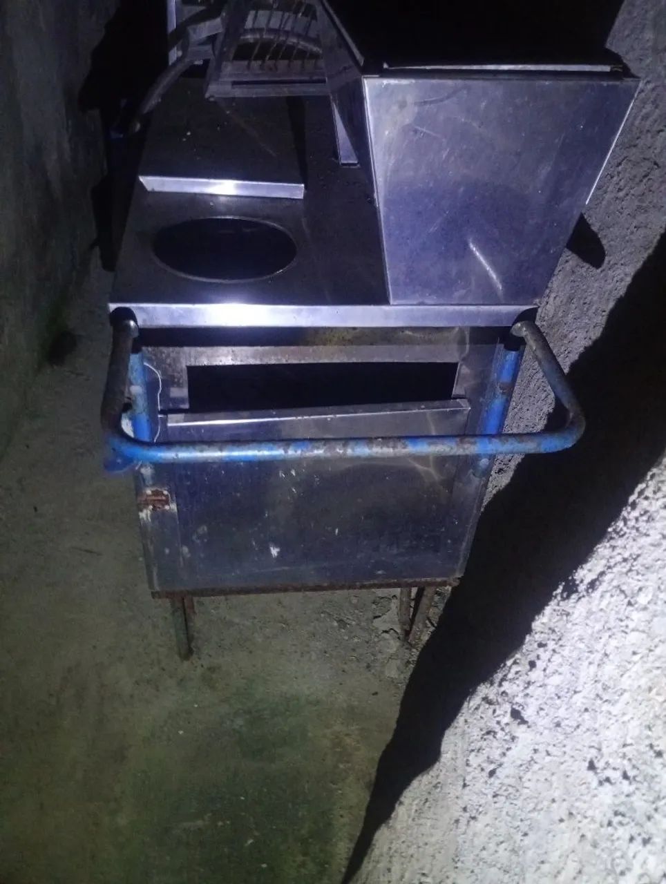 Carroça de espetinho e cachorro quente 