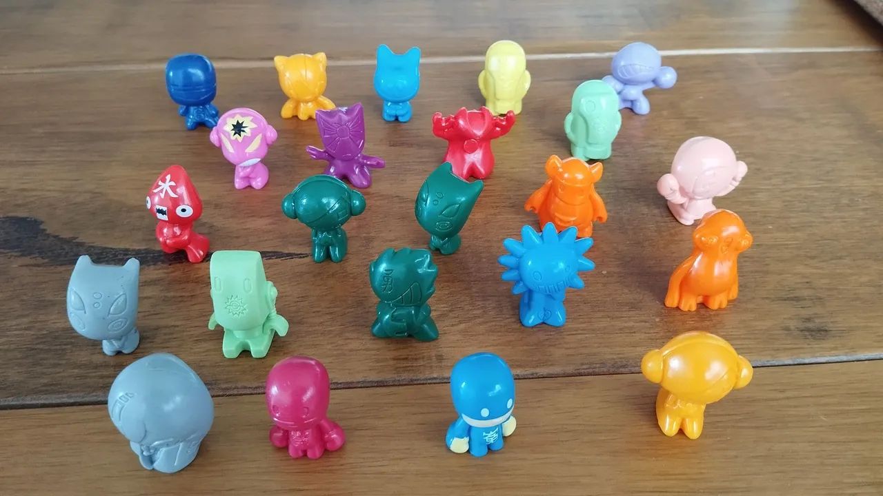 81 Gogo's Crazy Bones Urban Toys da Panini, 56 figurinhas duplas e