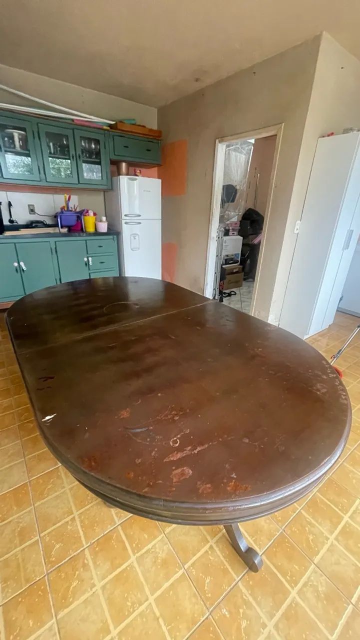 Mesa de madeira com 6 cadeiras