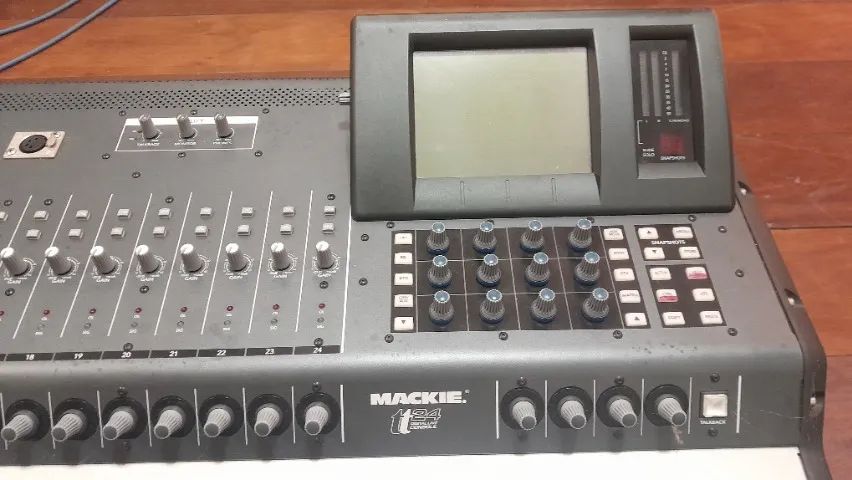Mixer Mackie TT 24 com case - Foto 2