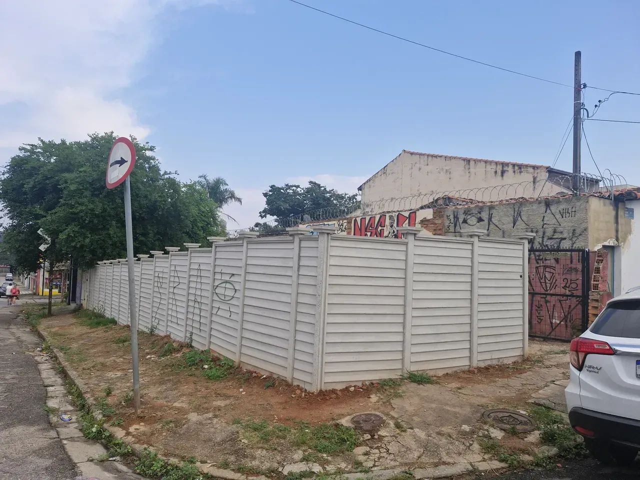 Terreno de esquina Vila Assis com salão