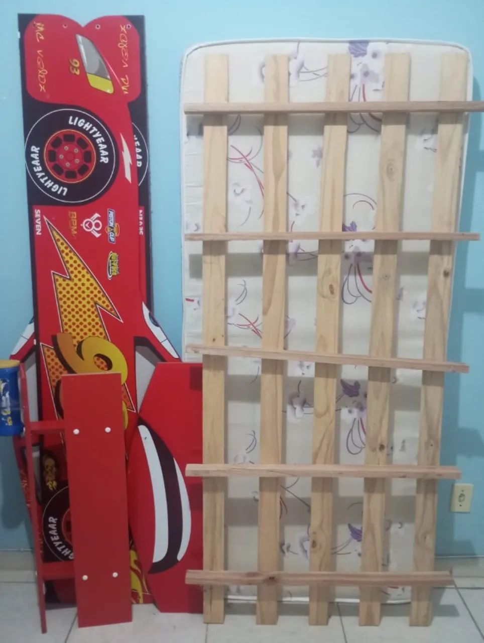 Single children's bed featuring Lightning McQueen + mattress in perfect condition