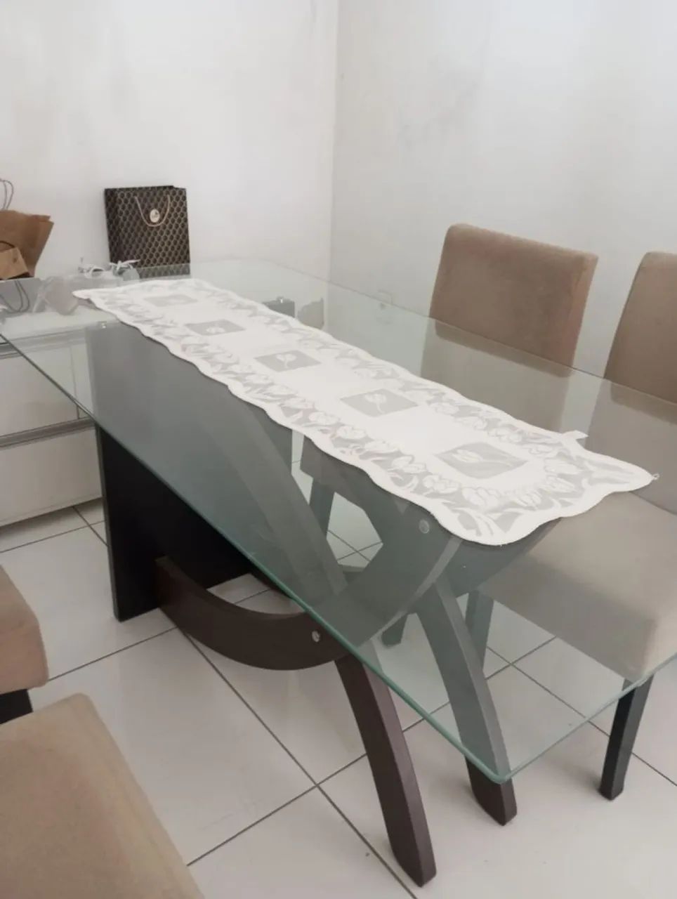 Mesa com tampo de vidro.
