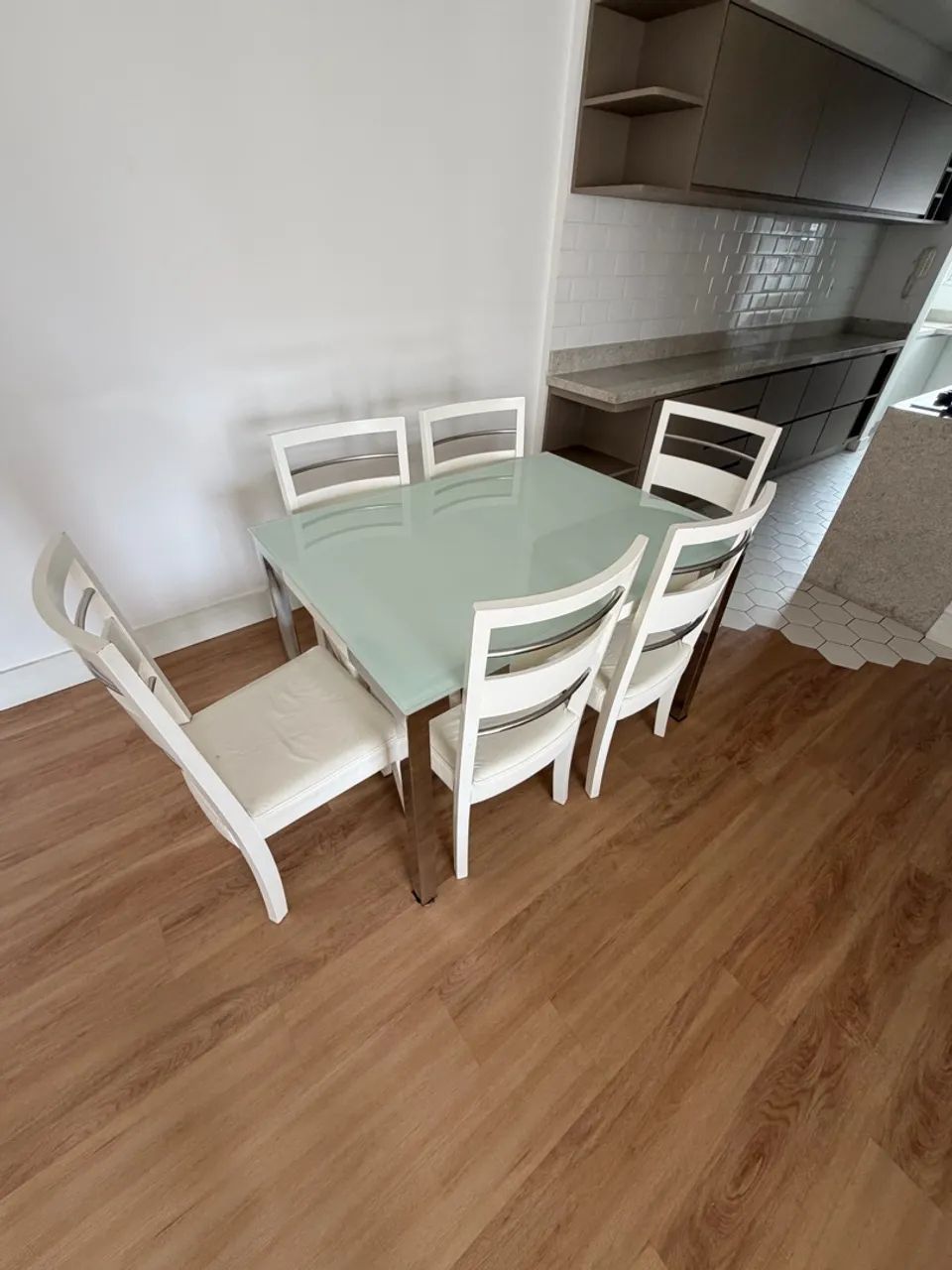 Mesa branca conjunto com cadeiras  - Foto 4