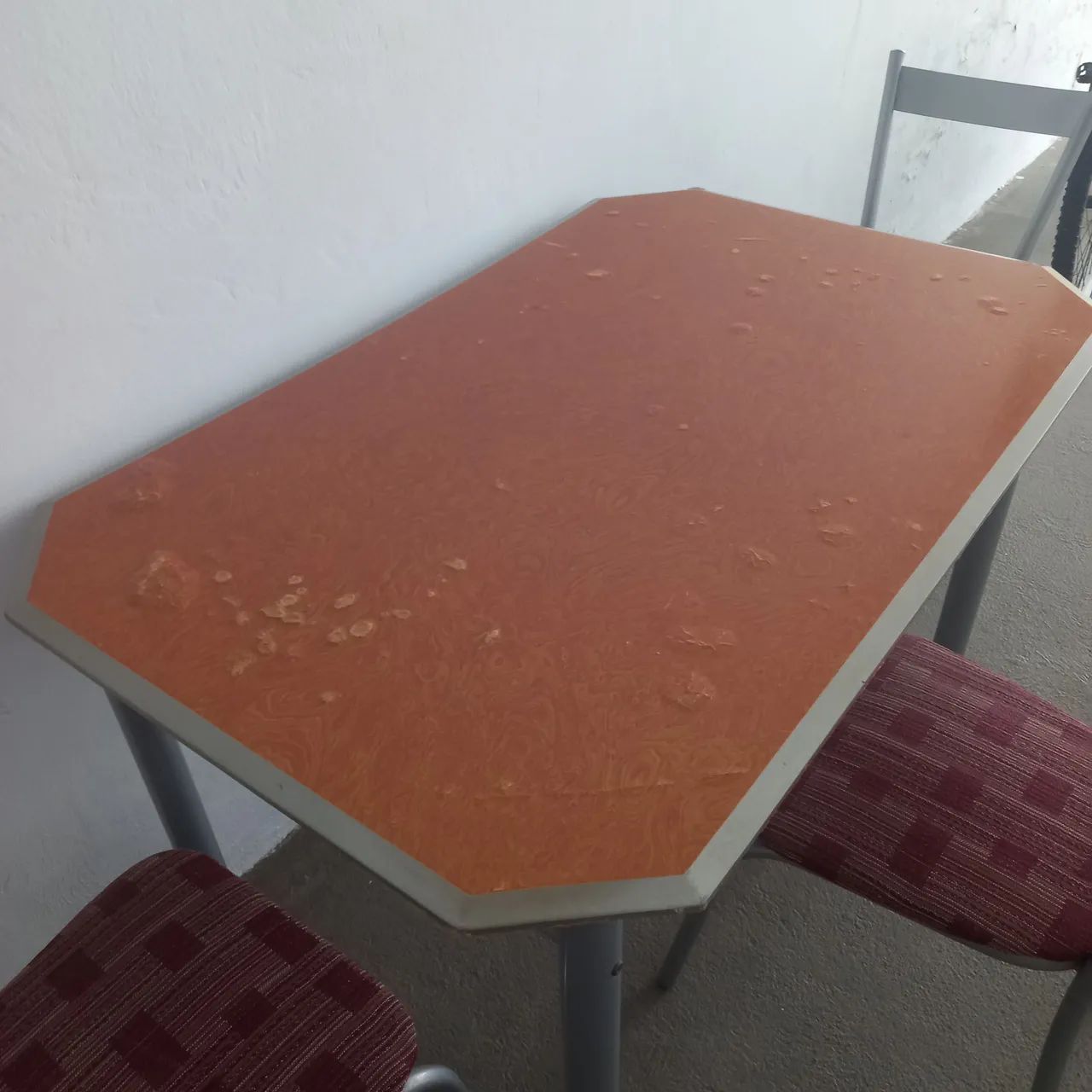 Vendo mesa com 3 cadeiras  - Foto 3