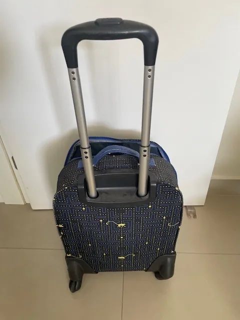 Mochila Kipling com rodinhas - Bom Estado (PAC MAN) - Foto 2