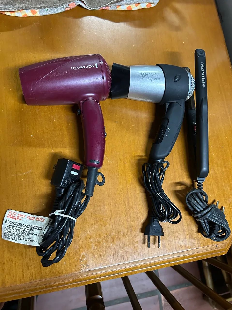 Vendo 2 secador de cabelo de brinde e uma chapinha o secador de cabelo é profissional - Foto 3