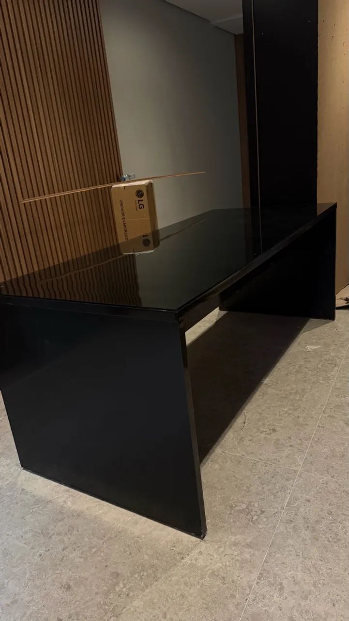 ? MESA PRETA COM TAMPO DE BLINDEX