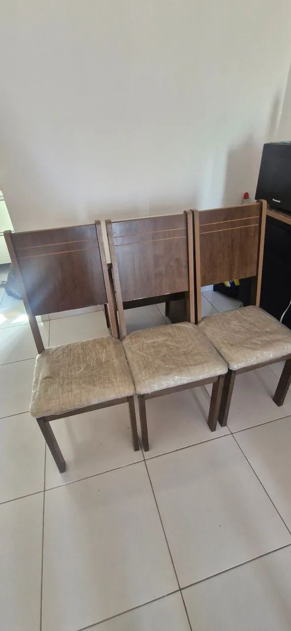 Mesa de Jantar com 4 Cadeiras Estofadas  - Foto 3