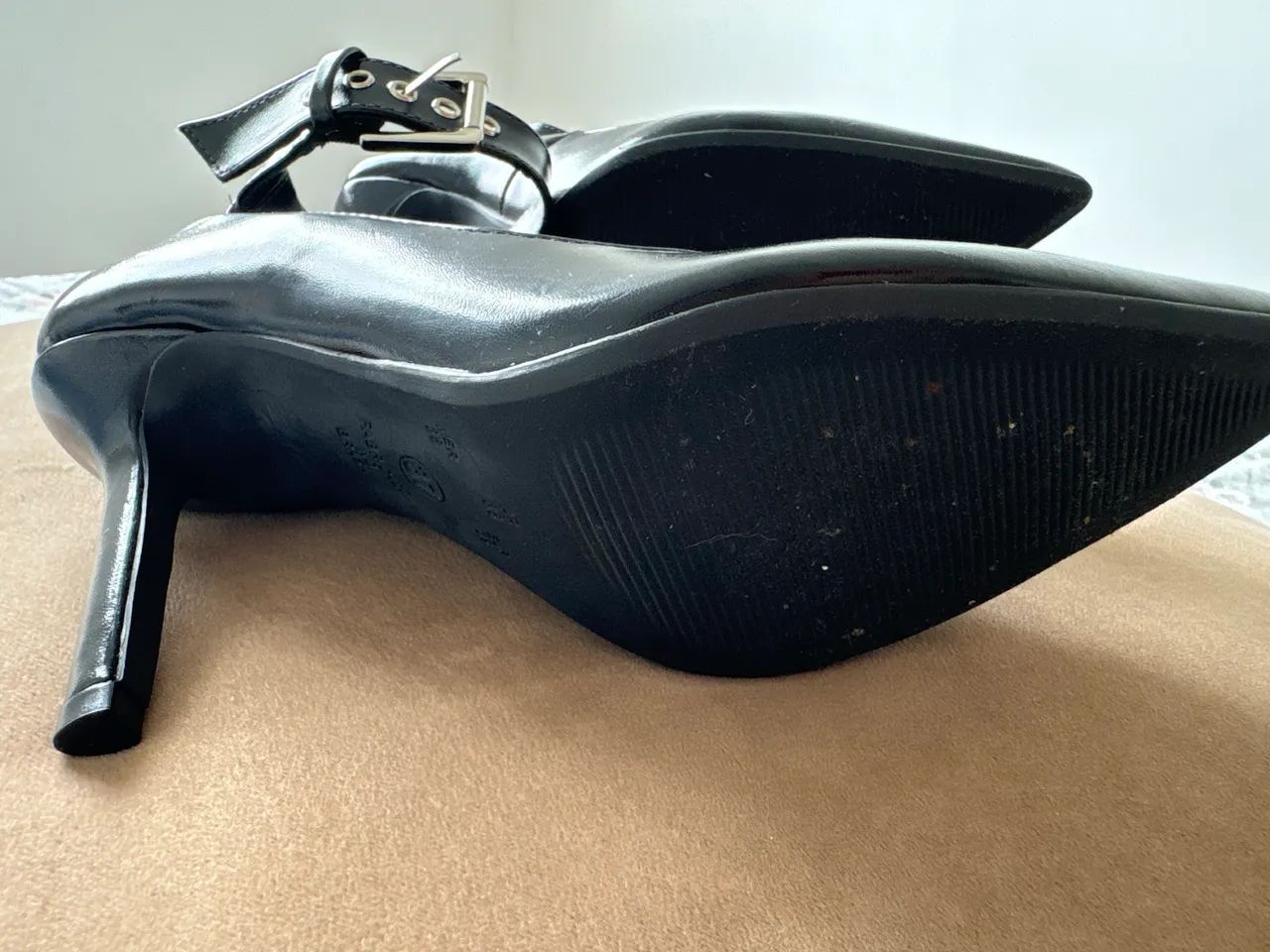Scarpin preto em couro PU - Foto 2