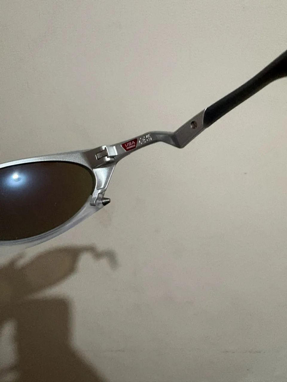 OAKLEY PLANTARIS CINZA COM LENTE POLARIZADA  - Foto 2