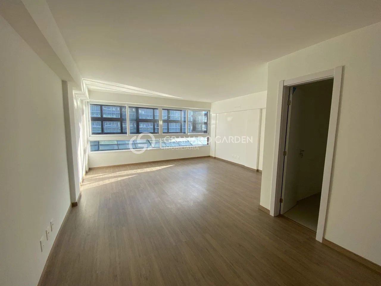 SALA PARA LOCAÇÃO NO CENTRO DE GRAMADO - Foto 2