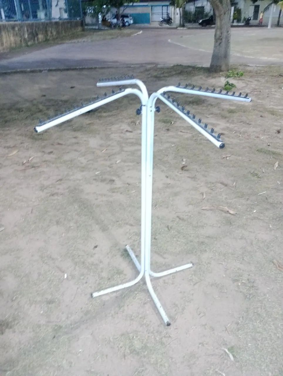 Vendo arara de roupas com vários braços. - Foto 2