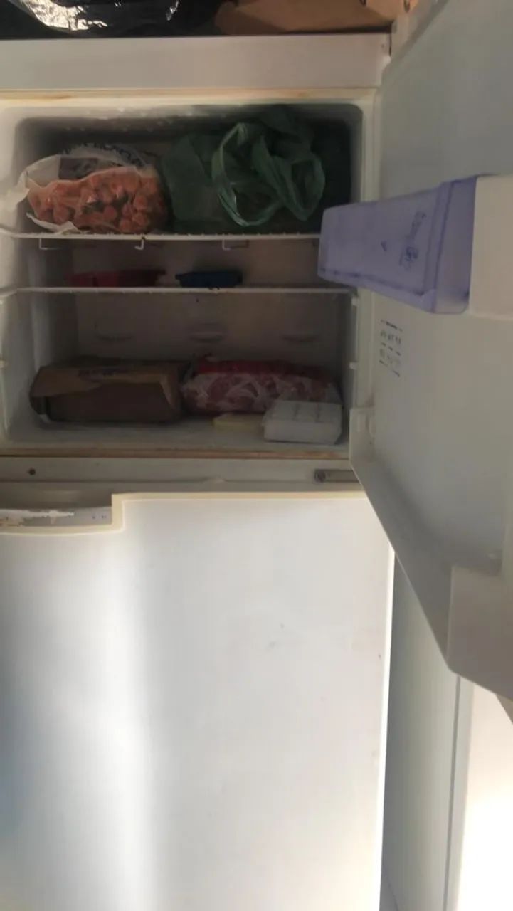 Geladeira com alguns defeitos porém funcionando  - Foto 4