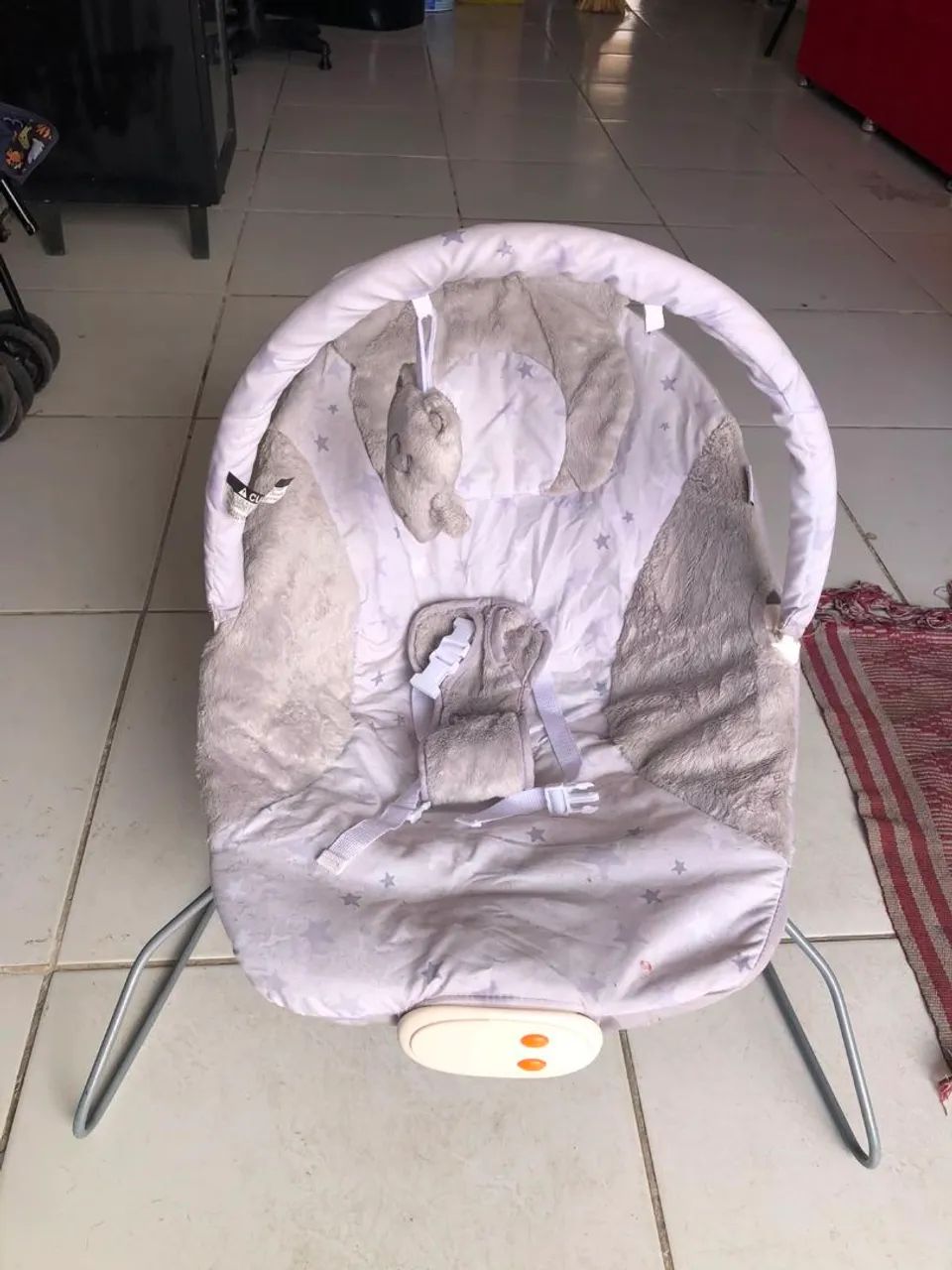 Cadeirinha de balanço q vibra e toca musica  - Foto 3