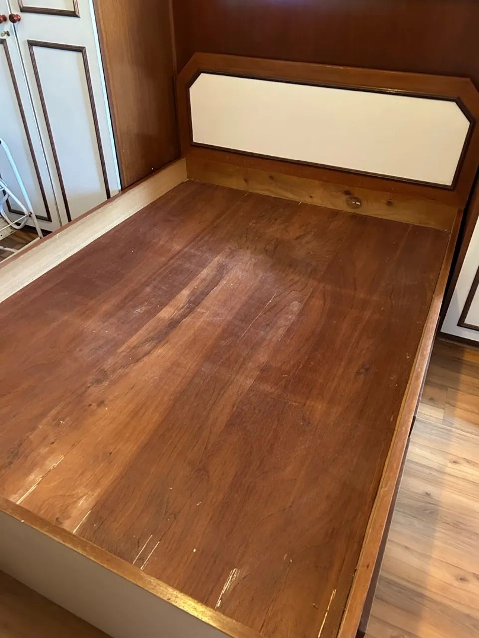 Cama de madeira com gavetões - Foto 2