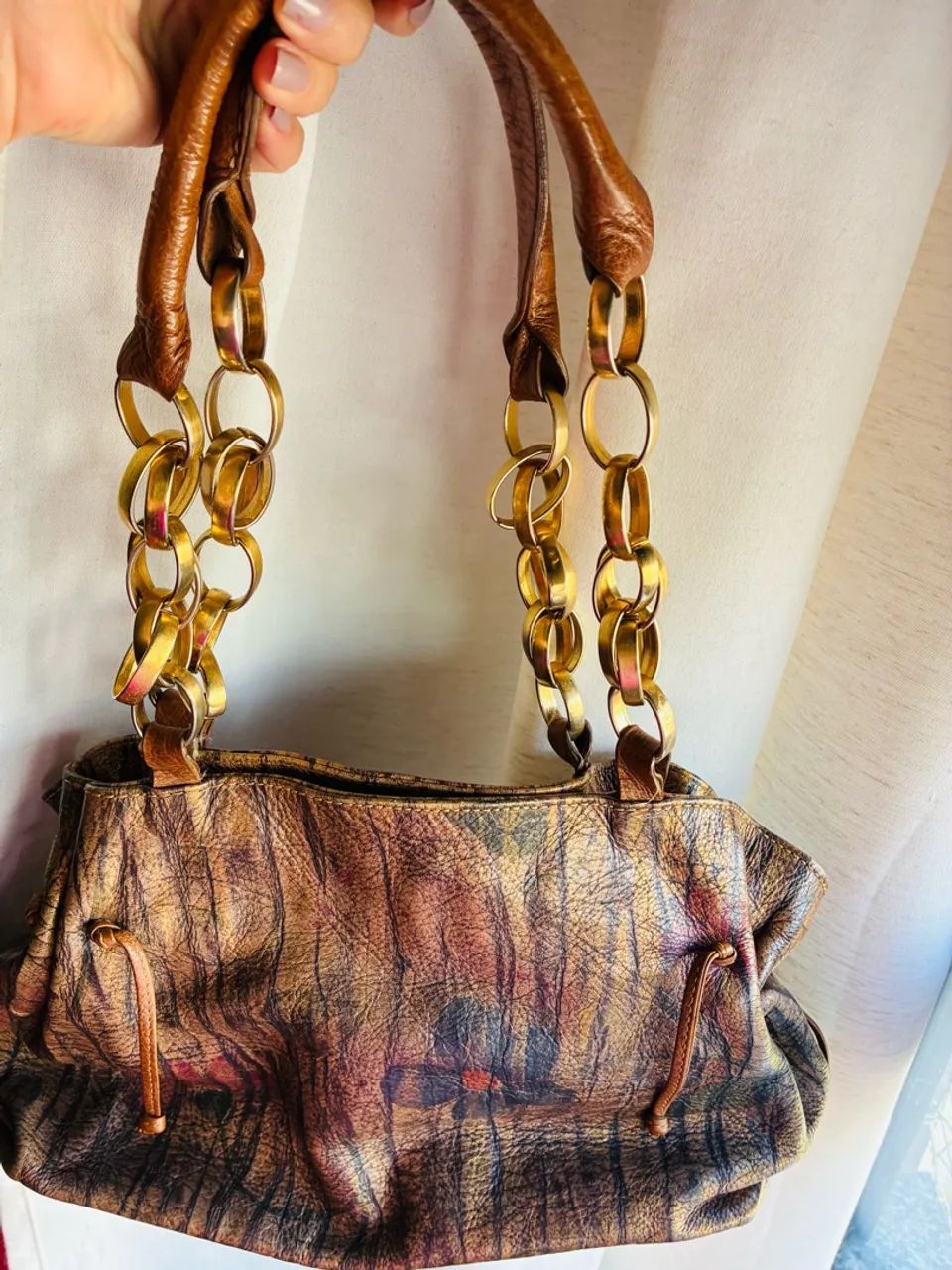 Bolsa Luz da Lua couro com metal dourado  - Foto 3