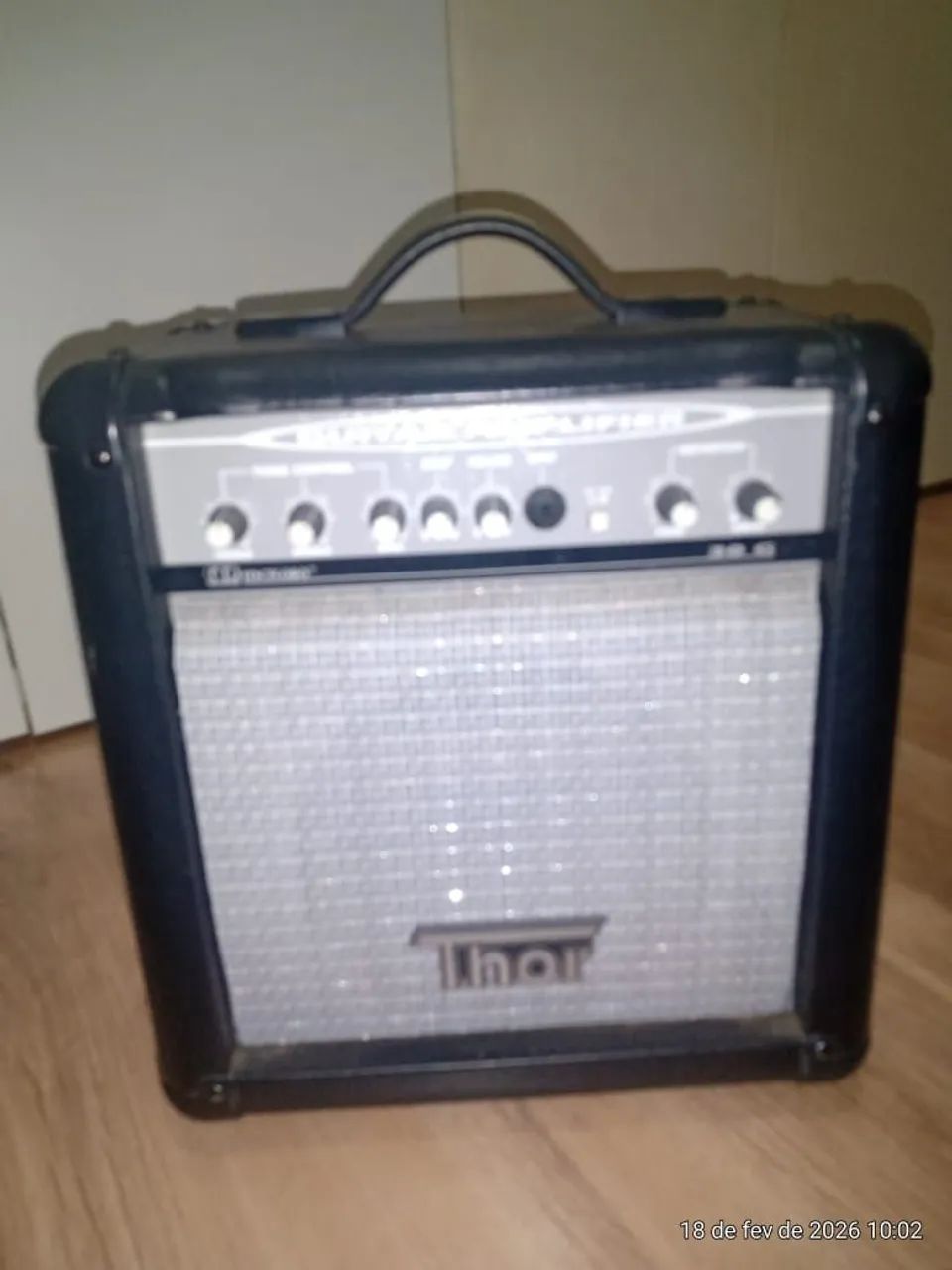 Cubo amplificador de som marca Thor
