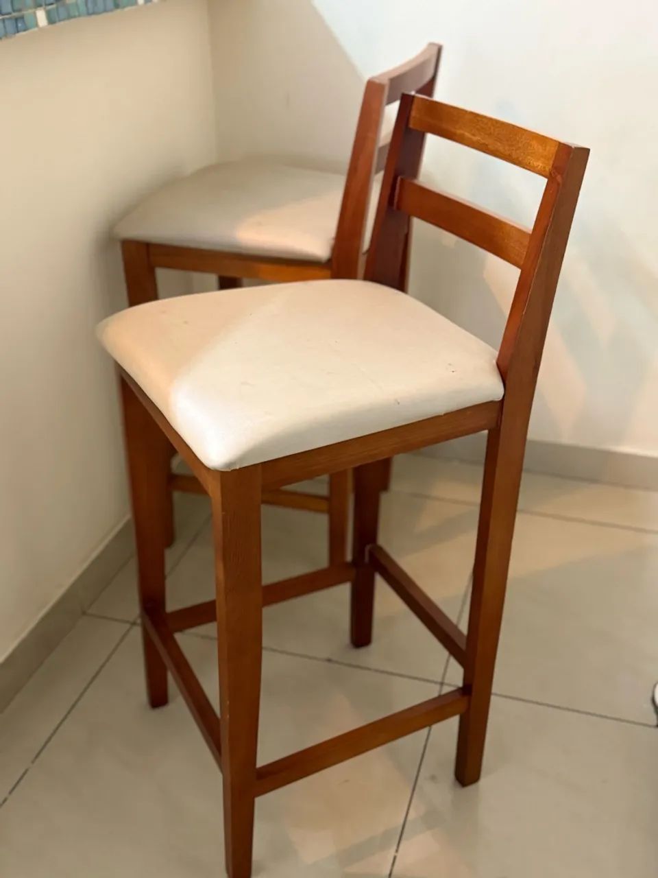 2 Banquetas de madeira com assento
