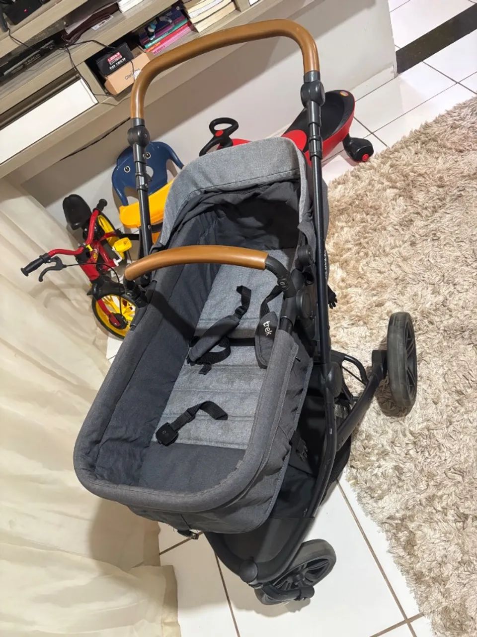 Carrinho de bebê com Moisés e bebê conforto - Foto 2