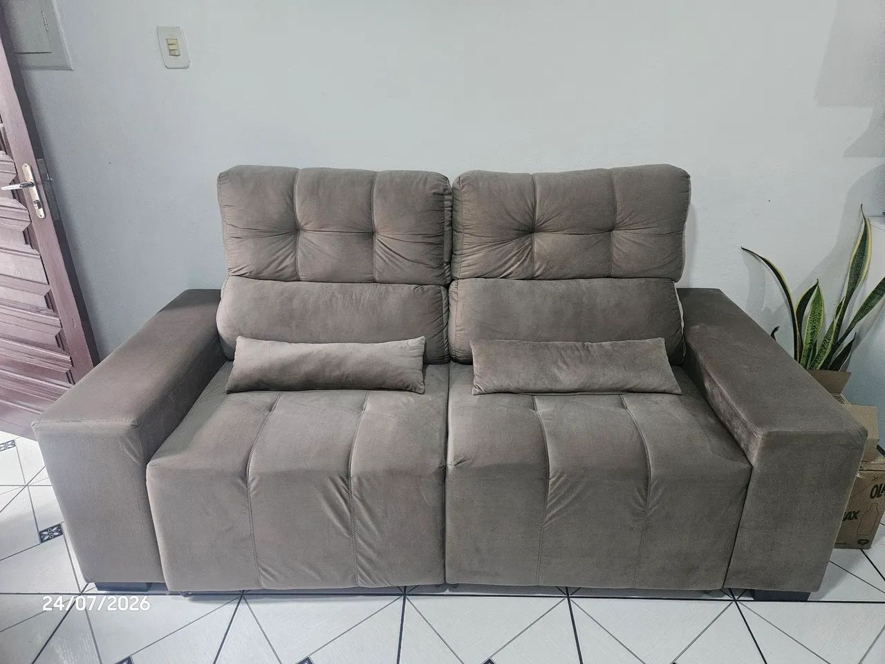 Sofá retrátil em veludo NOVO, 2m.  - Foto 2