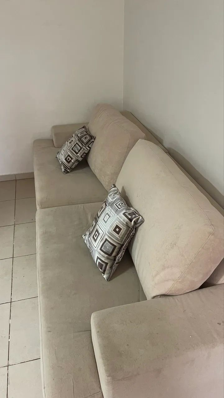 Sofá 4 lugares em suede bege