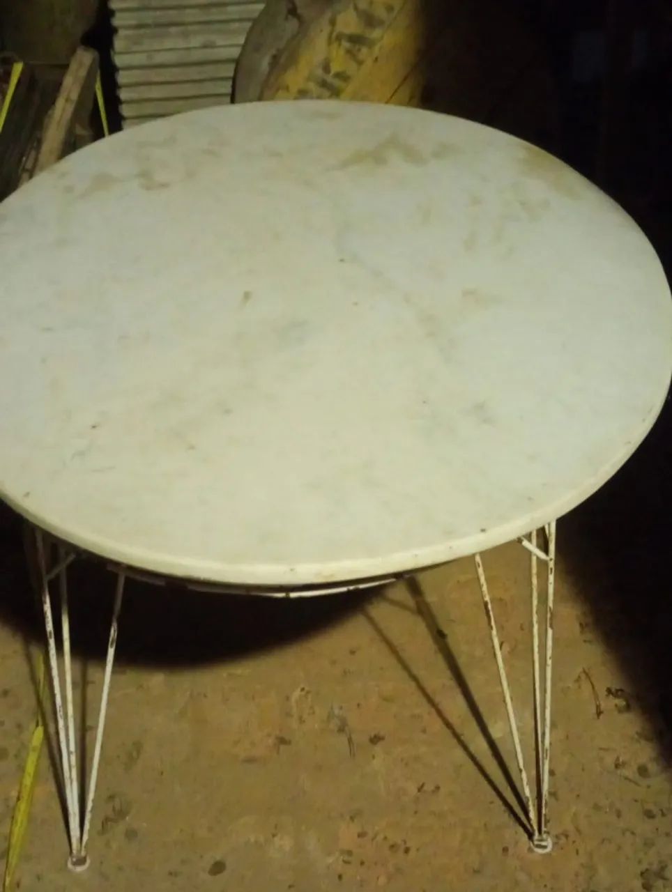 Mesa oval 6 lugares Vintage com Tampo de Mármore Branco Maciço e Pés de Ferro - Foto 2
