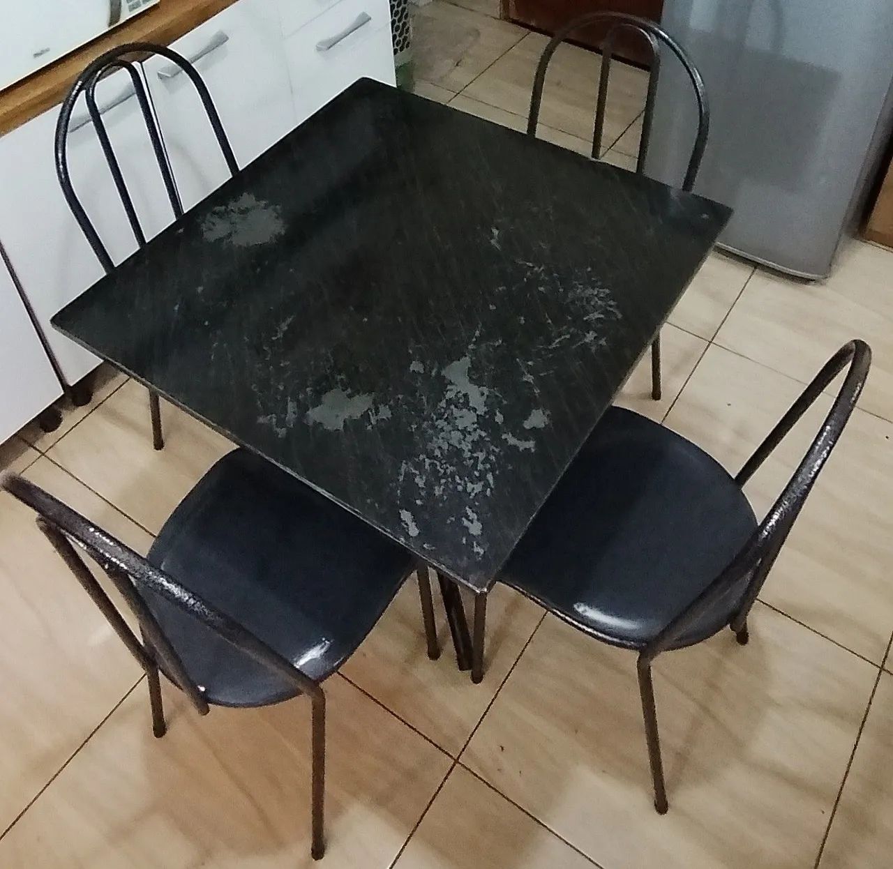 Mesa de mármore 4 cadeiras seminova - Foto 3