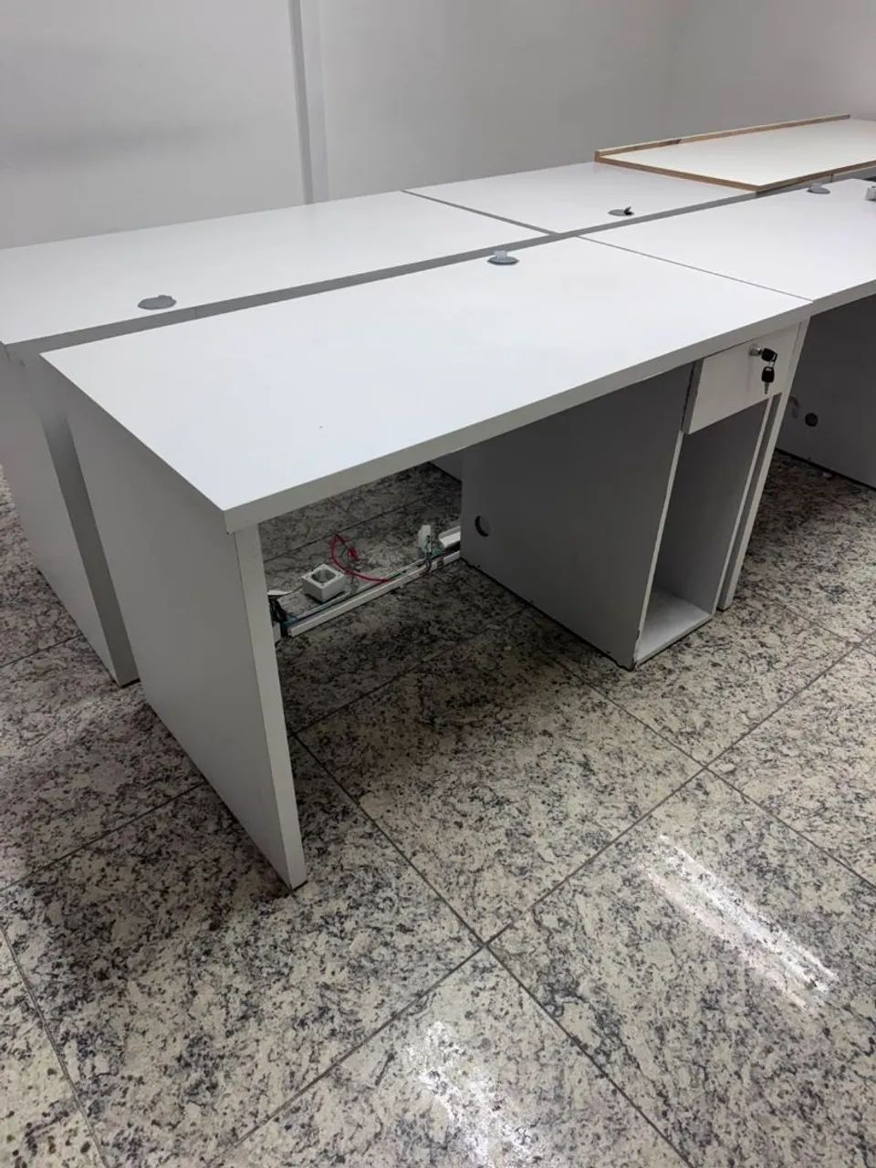 Vendo 06 Moveis de escritório com gaveteiro.