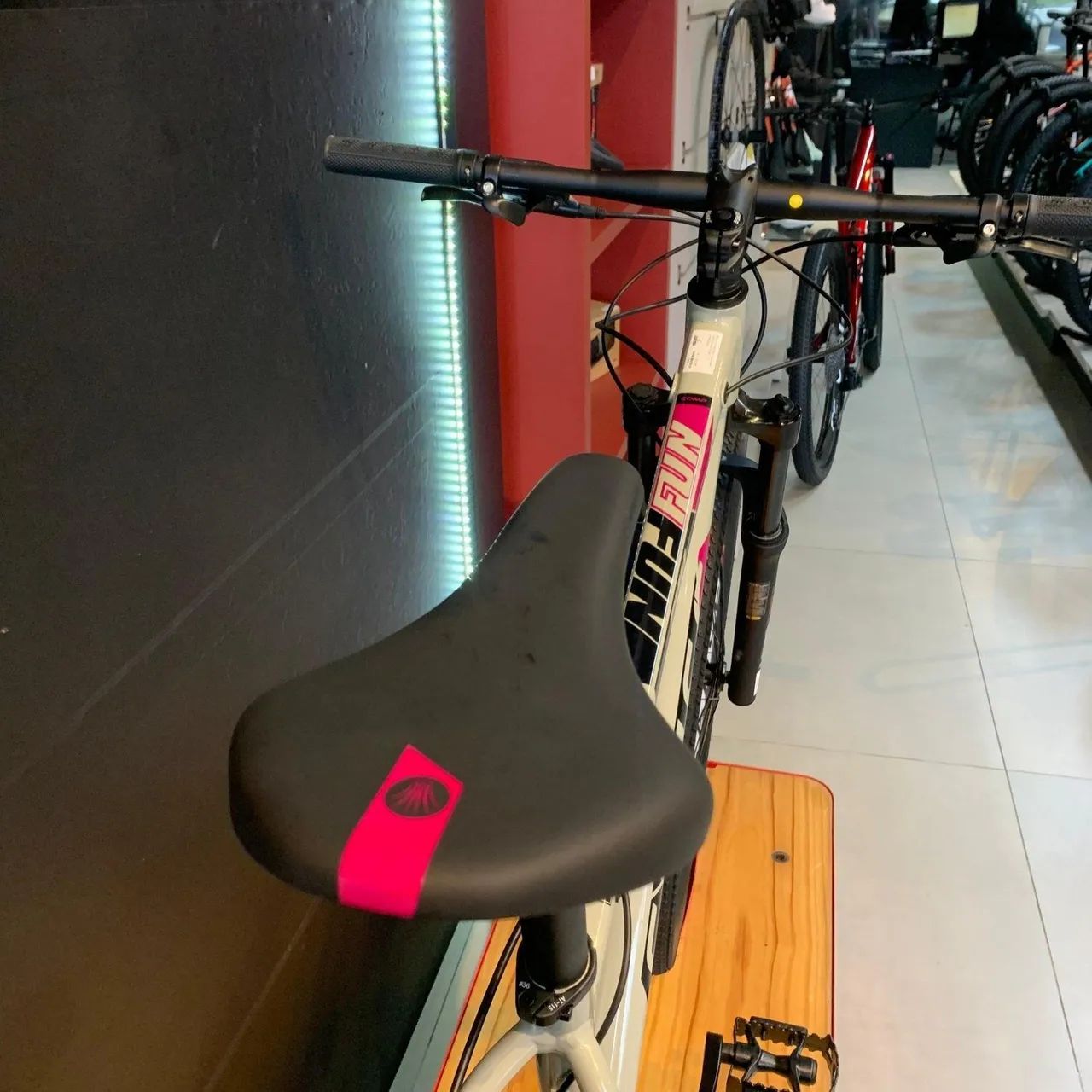 Bicicleta feminina freios hidráulicos  - Foto 5