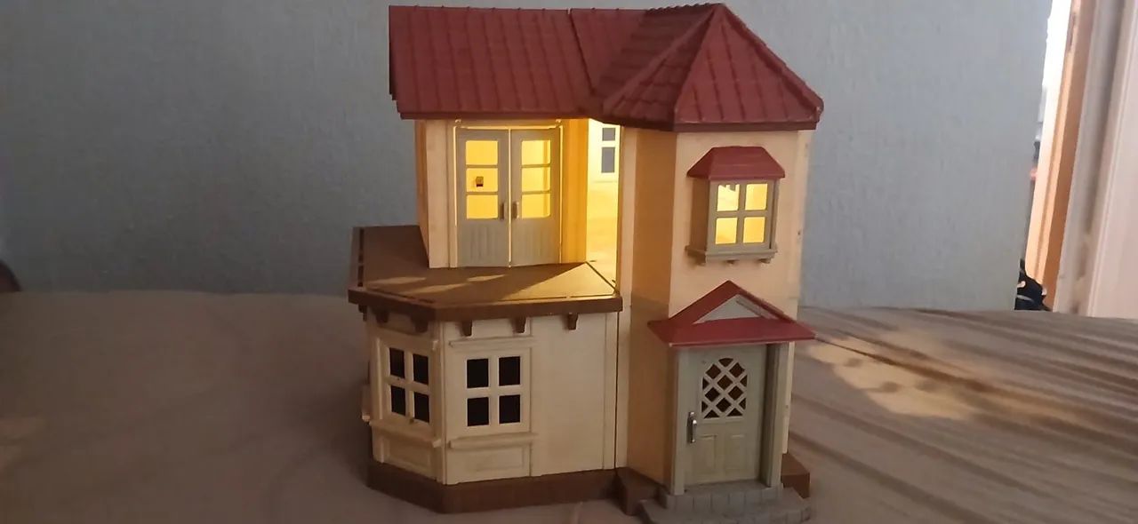 Casinha de brinquedo com acessórios conforme nas fotos 