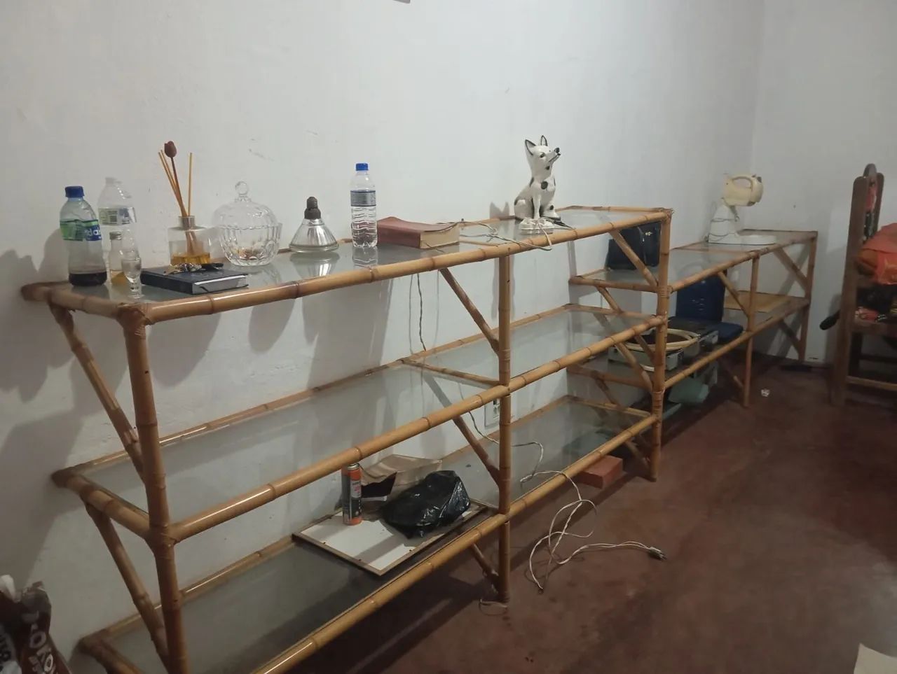 Estante de bambu com vidro 