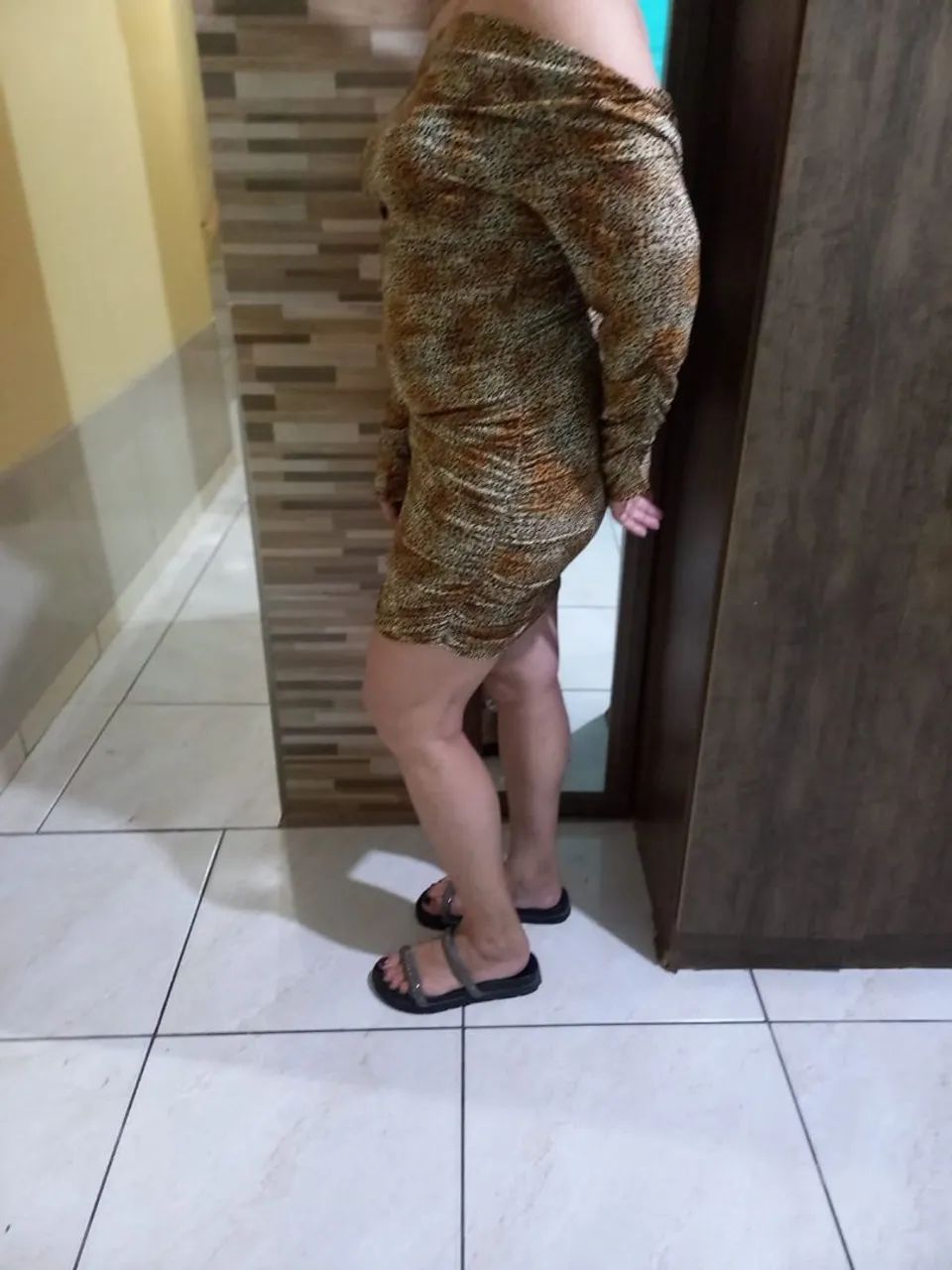Vestido com estampa de onça, e com decote profundo nas costas - Foto 3