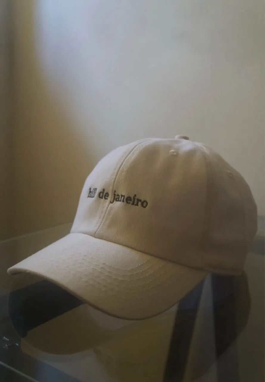 Boné branco, marca Hill Essentials, modelo hill de janeiro